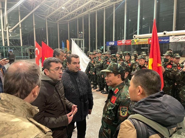 Des secouristes militaires vietnamiens se joignent a la recherche des victimes du seisme en Turquie hinh anh 1