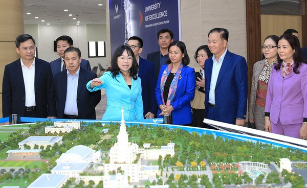 Une delegation laotienne en visite a Hanoi hinh anh 1