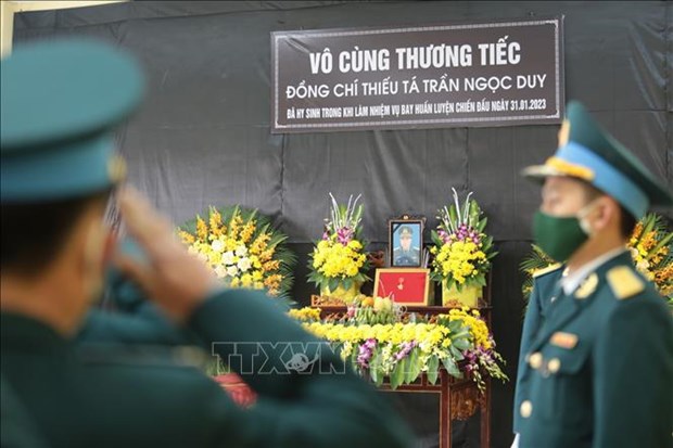 Attribution du certificat "La Patrie reconnait le merite" au commandant pilote Tran Ngoc Duy hinh anh 1