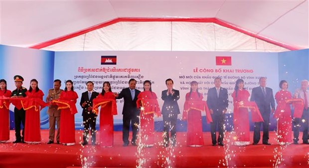 Le Vietnam et le Cambodge ouvrent un poste-frontiere terrestre et fluvial international hinh anh 1