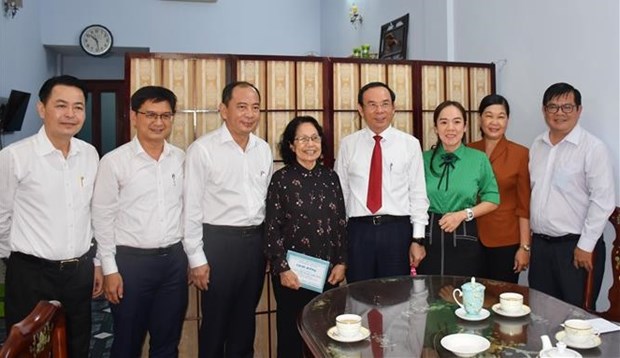 Des autorites de HCM-V saluent les medecins exemplaires avant la Journee des medecins vietnamiens hinh anh 1