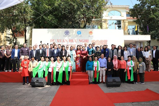 Les diplomates s’embarquent dans un voyage de l’amitie a Hanoi hinh anh 3