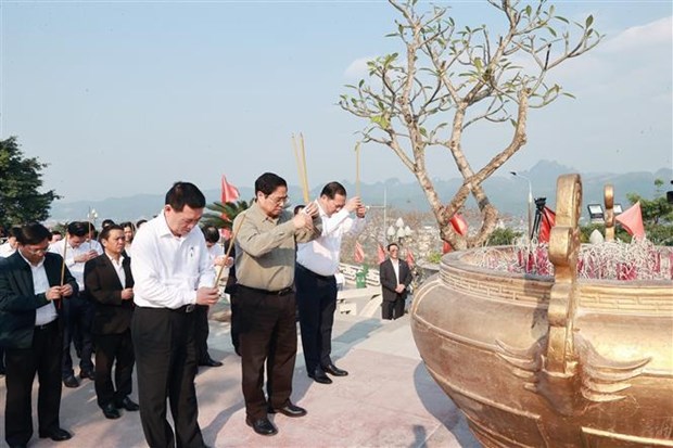 Le Premier ministre lance la construction des routes regionales a Hoa Binh hinh anh 2