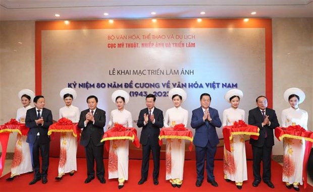 Ouverture de l'exposition de photos en l’honneur des 80 ans du Programme culturel du Vietnam hinh anh 1