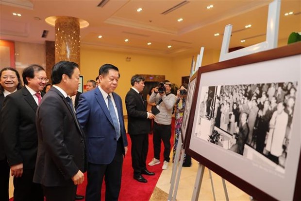 Ouverture de l'exposition de photos en l’honneur des 80 ans du Programme culturel du Vietnam hinh anh 2