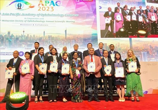 L’ophtalmologiste Nguyen Viet Giap recoit le prix de l’APAO hinh anh 2
