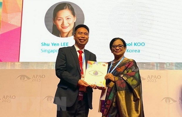 L’ophtalmologiste Nguyen Viet Giap recoit le prix de l’APAO hinh anh 1