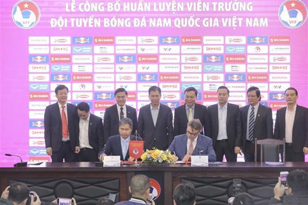 Philippe Troussier devient officiellement selectionneur de l'equipe de football du Vietnam hinh anh 2