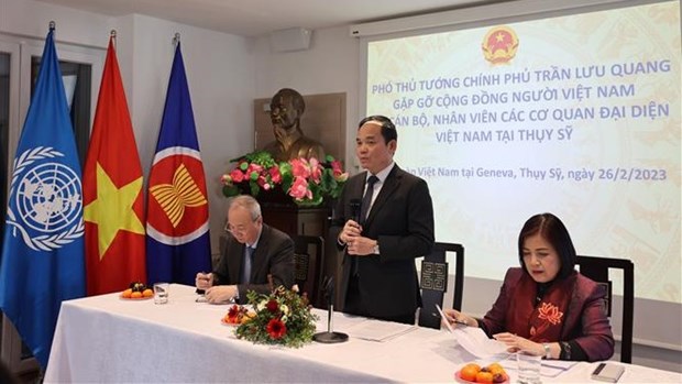 Le vice-Premier ministre Tran Luu Quang rencontre des Vietnamiens en Suisse hinh anh 1