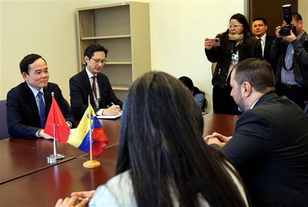 Le vice-Premier ministre Tran Luu Quang rencontre des dirigeants de pays a Geneve hinh anh 2