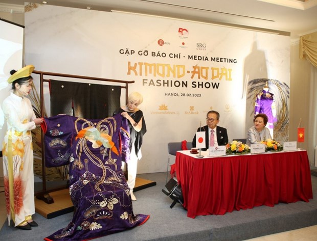 Le Kimono – Ao dai Fashion Show pour celebrer les 50 ans des relations Vietnam-Japon hinh anh 1