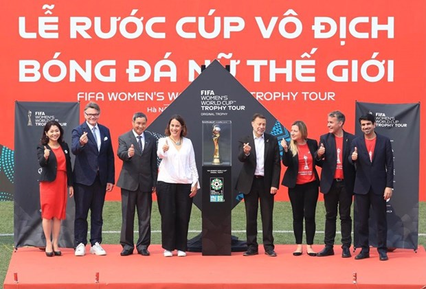 Le trophee de la Coupe du monde feminine de la FIFA fait escale au Vietnam hinh anh 1