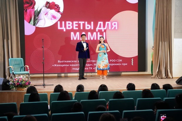 Un echange artistique en l’honneur de la Journee internationale de la femme a Moscou hinh anh 1
