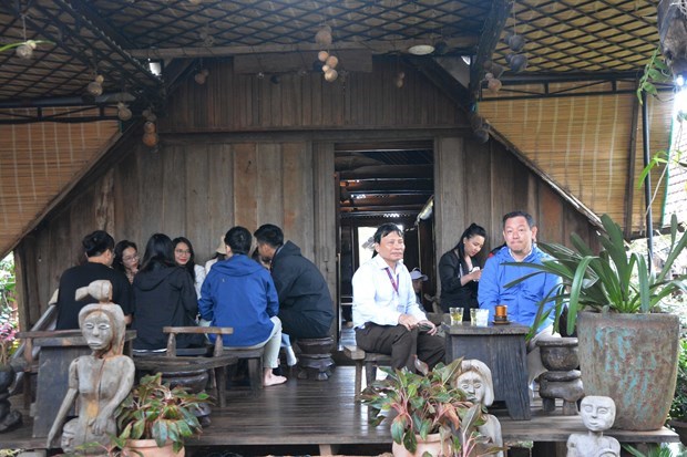 Buon Ma Thuot invite les visiteurs a deguster un cafe dans un espace traditionnel hinh anh 1