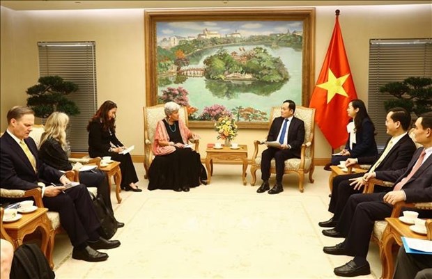 Le vice-PM Tran Luu Quang recoit la sous-secretaire americaine au Commerce international hinh anh 1