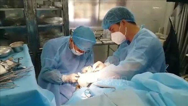 L’infirmerie de Truong Sa Dong opere un pecheur souffrant d’une appendicite aigue hinh anh 1