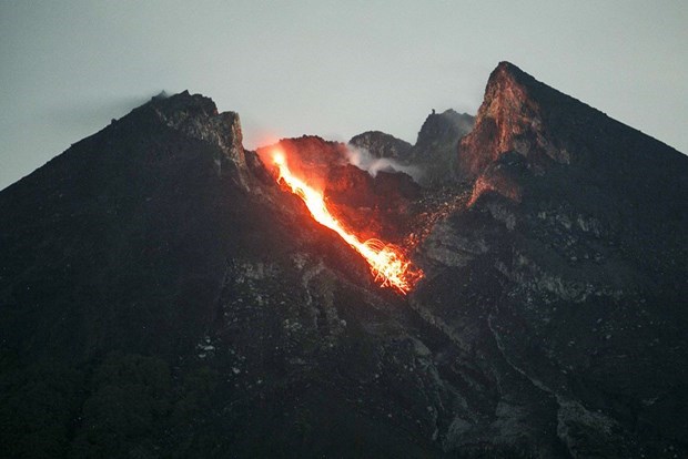 Le volcan indonesien Merapi entre en eruption hinh anh 1