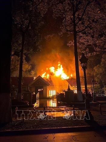Incendie dans l'ancien palais de la famille royale du Cambodge hinh anh 1