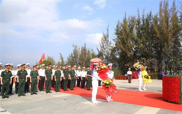 A Khanh Hoa, hommage aux heros morts sur l’ile de Gac Ma hinh anh 2