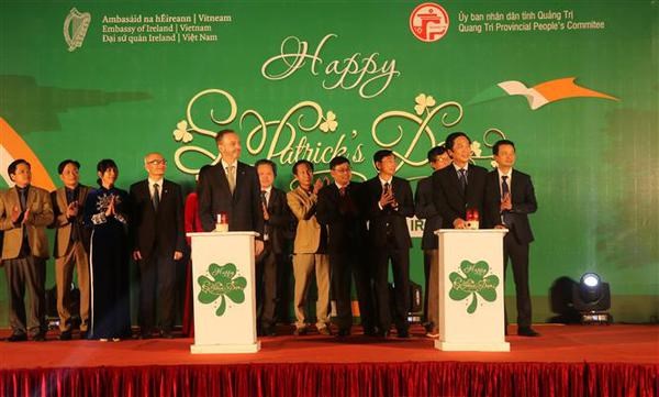 Vietnam – Irlande: Le pont Hien Luong s’illumine en vert hinh anh 1