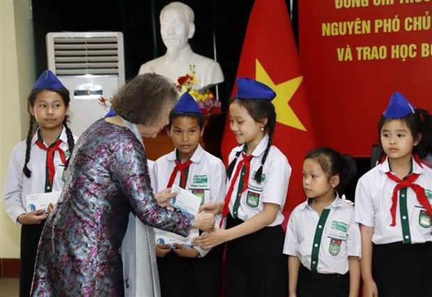 Bourses d’etudes accordees a des eleves vietnamiens d'outre-mer defavorises au Laos hinh anh 1