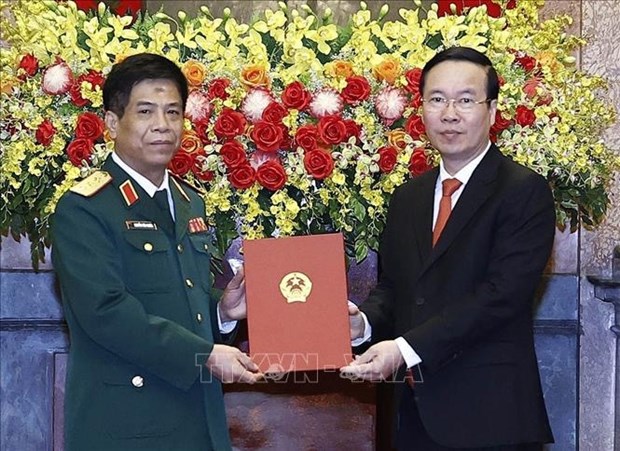 Le president presente sa decision de promotion a un officier militaire hinh anh 1