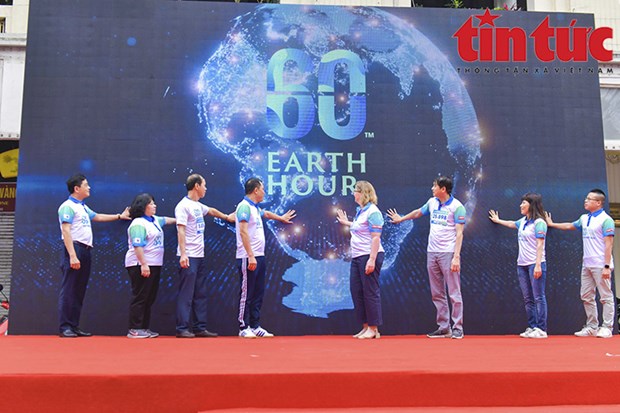 Course a pied en echo a Earth Hour 2023 a Hanoi hinh anh 1