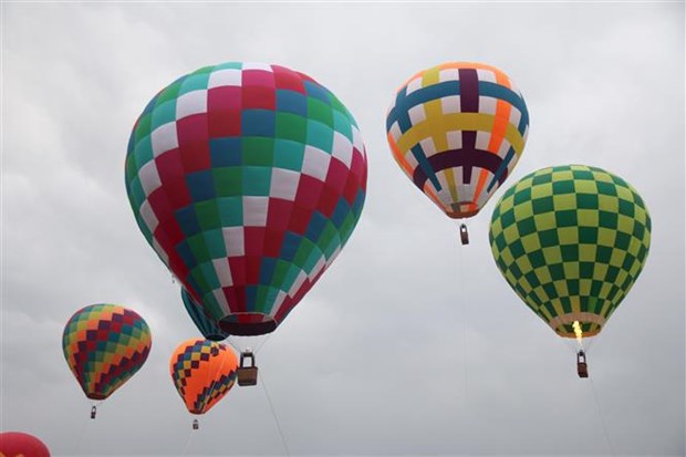 Le festival de montgolfieres attire de nombreux touristes a Binh Thuan hinh anh 1