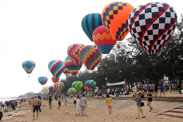 Le festival de montgolfieres attire de nombreux touristes a Binh Thuan hinh anh 2