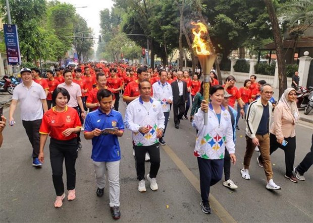 Ceremonie de relais de la torche des SEA Games 32 a Hanoi hinh anh 2