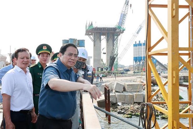 Le PM inspecte des projets dans la province de Thua Thien-Hue hinh anh 2