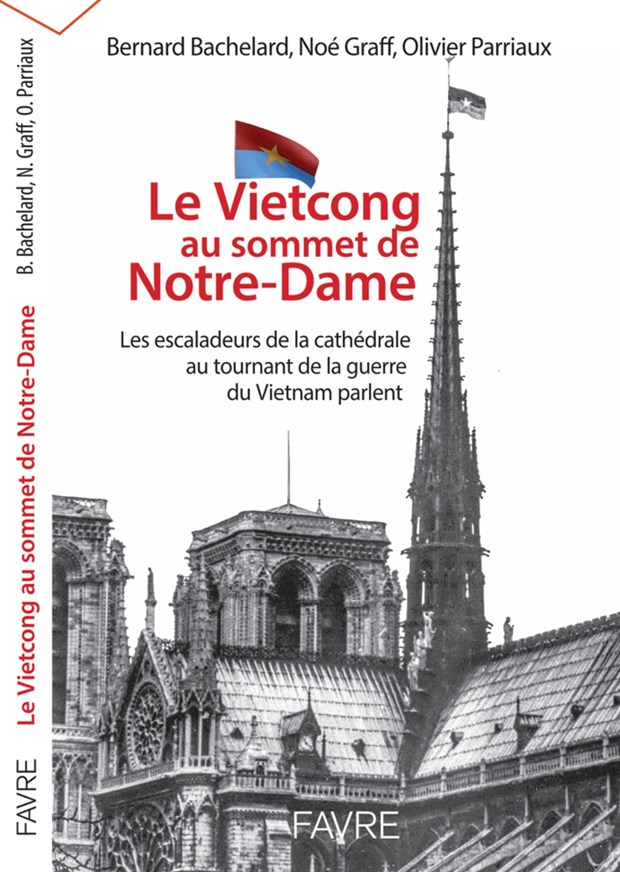 Rencontre avec trois suisses arborant le drapeau du Viet Cong sur la fleche de Notre-Dame de Paris hinh anh 4