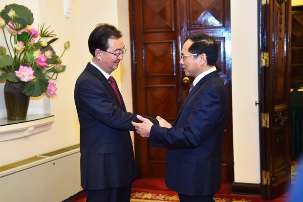 Le chef de la diplomatie vietnamienne recoit le secretaire du Comite provincial du PCC du Yunnan hinh anh 1