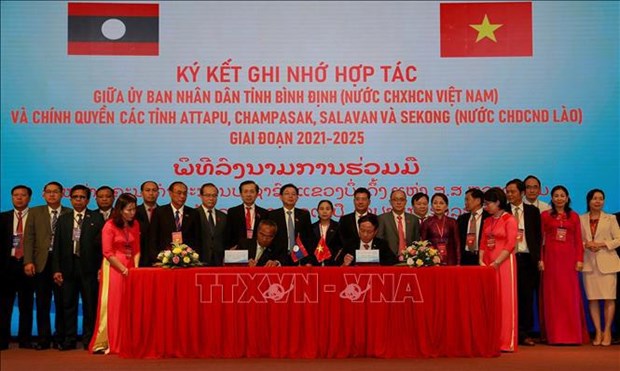 Binh Dinh signe des accords de cooperation avec quatre provinces lao hinh anh 1