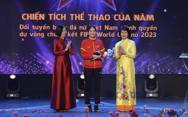 Des artistes et footballeurs honores aux Prix "Cong hien" 2023 hinh anh 1