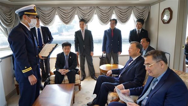 Le ministre de la Securite publique To Lam en visite de la Garde cotiere du Japon hinh anh 2
