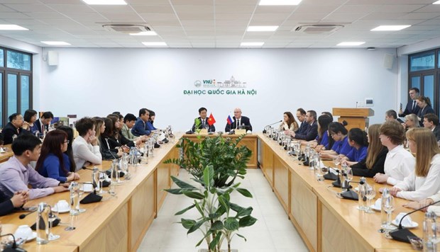 Le vice-PM russe Dmitry Chernyshenko en visite a l’Universite nationale de Hanoi hinh anh 1