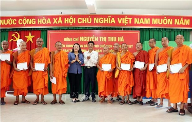 Une responsable du FPV felicite les Khmers de Soc Trang pour Chol Chnam Thmay hinh anh 1
