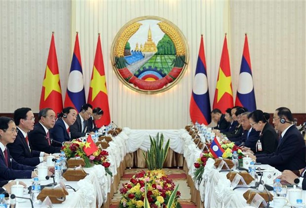 Le president Vo Van Thuong rencontre le PM et le president de l'AN du Laos hinh anh 2