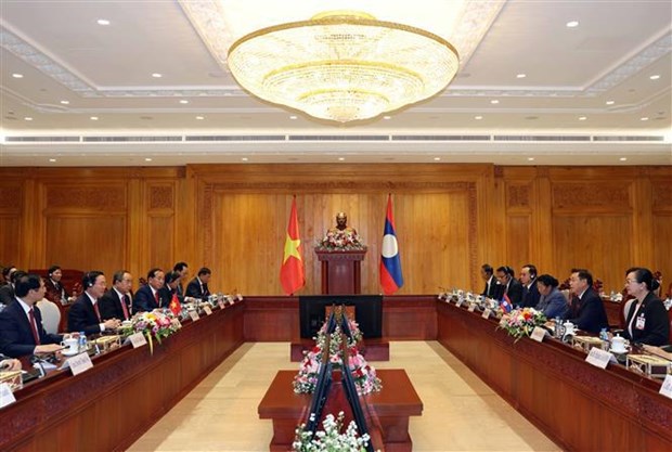 Le president Vo Van Thuong rencontre le PM et le president de l'AN du Laos hinh anh 3