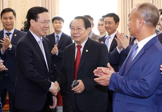 Le president Vo Van Thuong rend visite a l’ambassade du Vietnam au Laos hinh anh 1