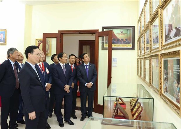 Le president Vo Van Thuong rend visite a l’ambassade du Vietnam au Laos hinh anh 2