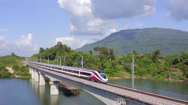 Lancement des services ferroviaires de voyageurs transfrontaliers Laos-Chine hinh anh 1