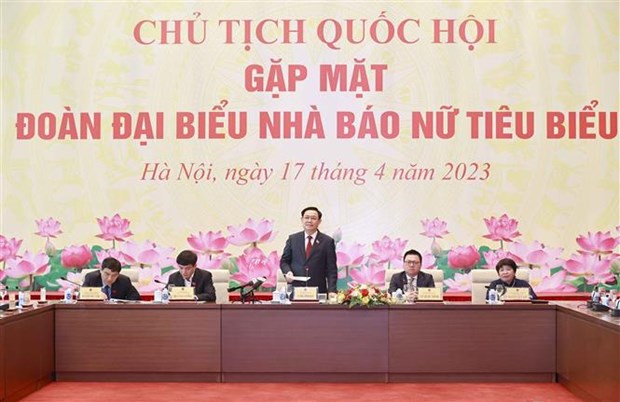 Le president de l'AN applaudit les performances du Club des femmes journalistes du Vietnam hinh anh 2