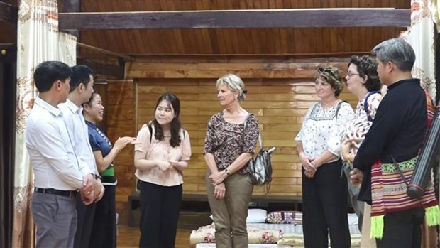 Une delegation francaise decouvre la culture de l’ethnie Thai a Yen Bai hinh anh 1