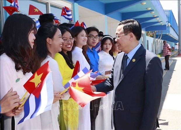 Le president de l’AN Vuong Dinh Hue entame sa visite officielle a Cuba hinh anh 4