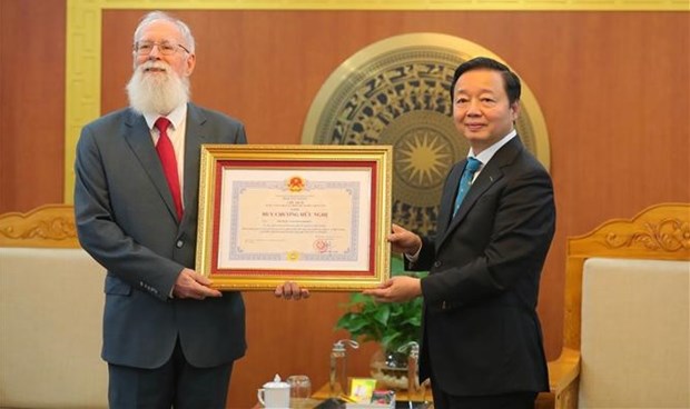 Le Vietnam decore le Dr Michael Parsons pour ses contributions aux liens hinh anh 1