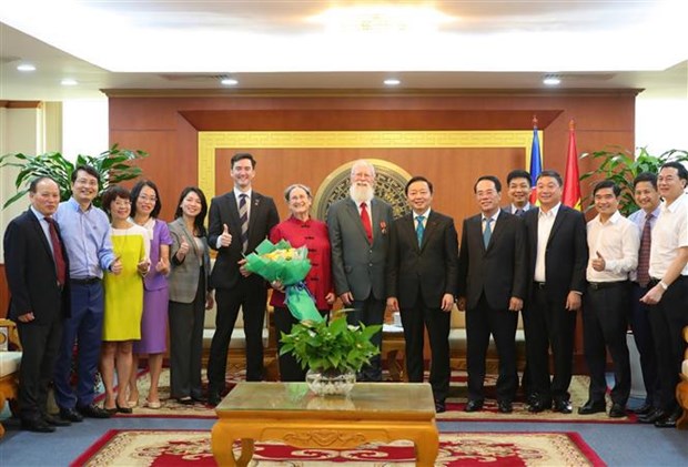 Le Vietnam decore le Dr Michael Parsons pour ses contributions aux liens hinh anh 2