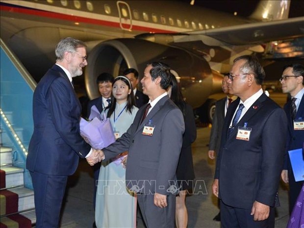 Le Premier ministre tcheque commence sa visite officielle au Vietnam hinh anh 1
