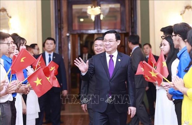 Le president de l’Assemblee nationale rencontre la communaute vietnamienne a Cuba hinh anh 1